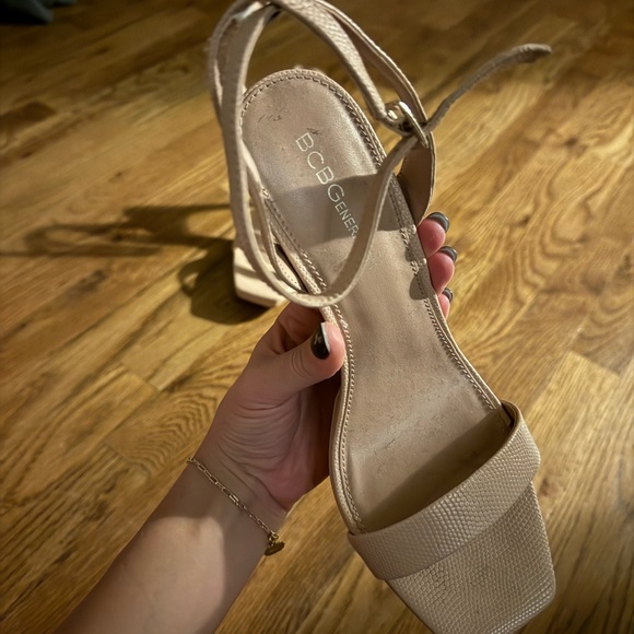 Classic Nude Heels w Square Toe - Picture 4 of 6